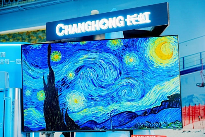 长虹百吋巨幕+虹领金,优质内容和便捷体验双在线